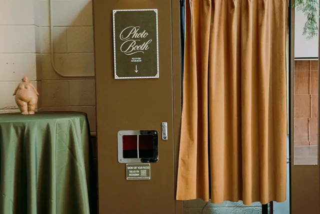 Cabina de fotomatón con cortina en una celebración