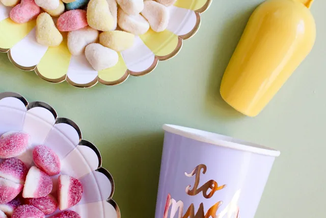 Platos de fiesta con chuches de corazón y gominolas de azúcar